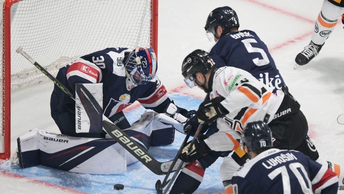 Filip Krivošík a brankár Denis Godla v zápase HC Košice - HC Slovan Bratislava v 11. kole Tipos extraligy.