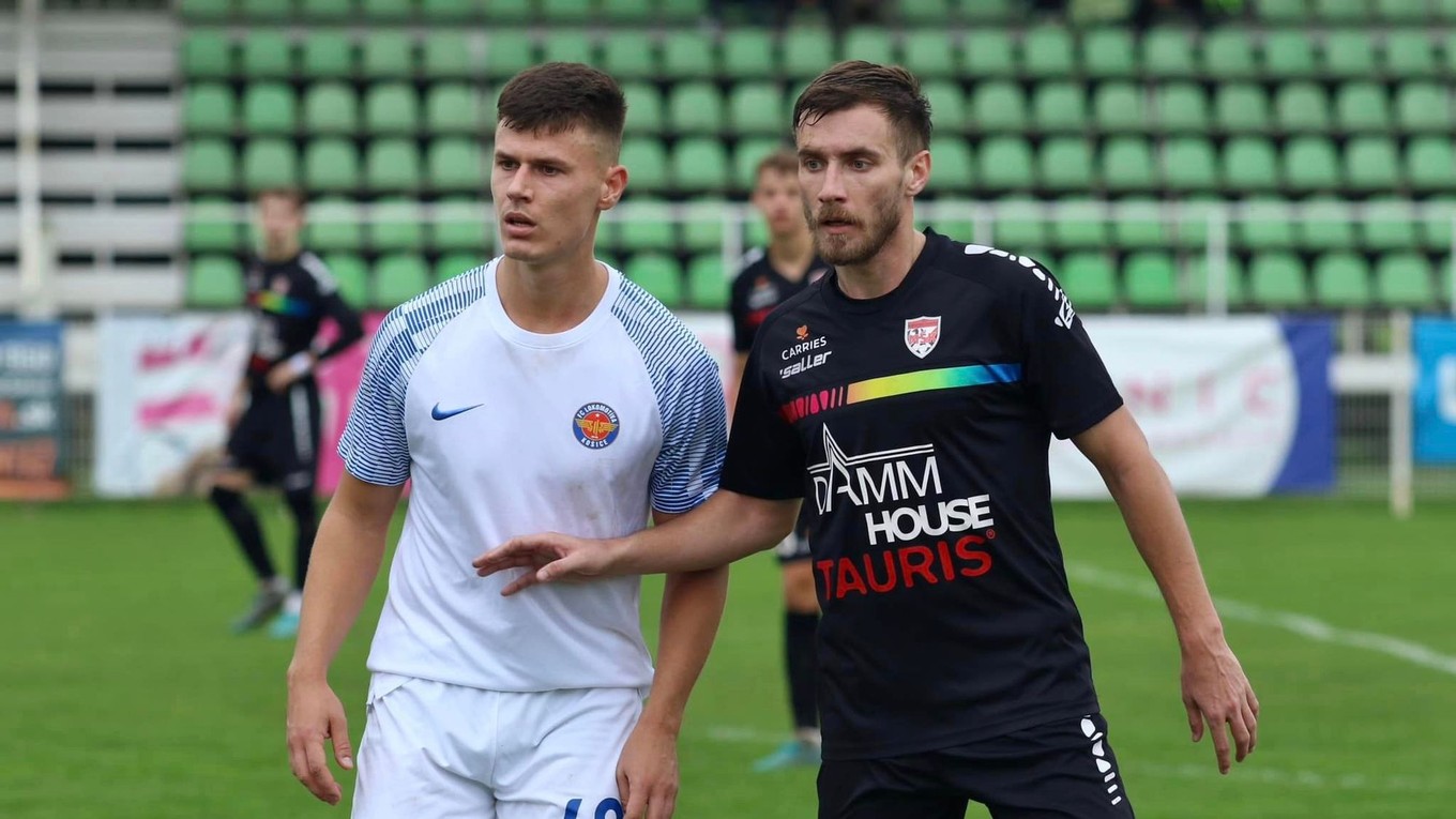 Jakub Škovran (Lokomotíva Košice) a Richad Nemergut (Rimavská Sobota) v zápase III. ligy Východ.