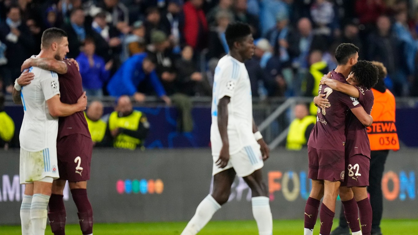 Futbalisti ŠK Slovan Bratislava a Manchester City po zápase.