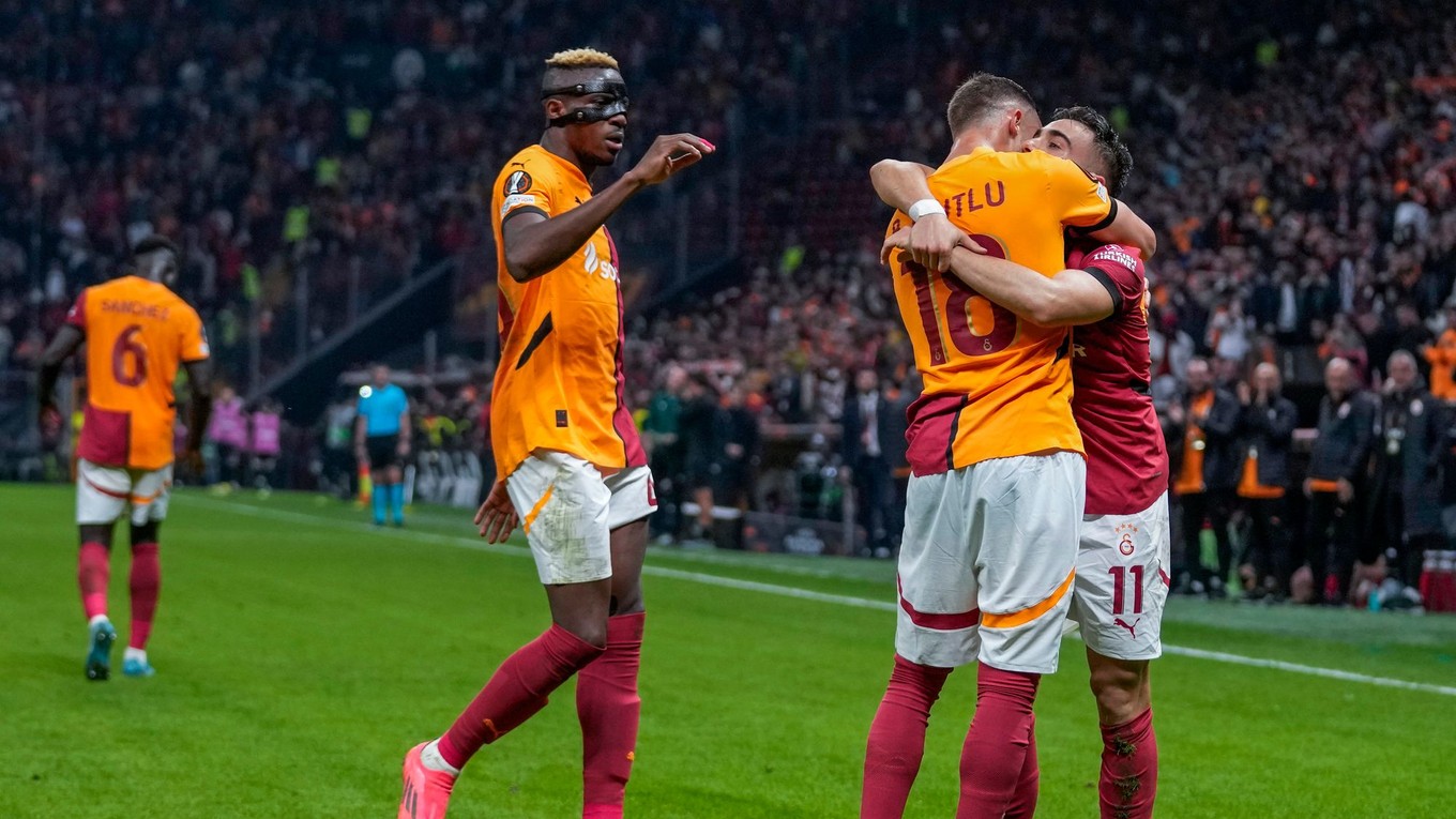 Futbalisti Galatasaray Istanbul oslavujú gól.