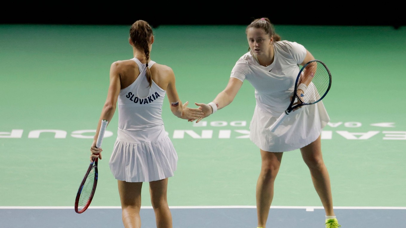 Viktória Hrunčáková/Tereza Mihalíková vs. Olivia Nichollsová/Heather Watsonová: ONLINE štvorhra v semifinále Billie Jean King Cupu 2024.