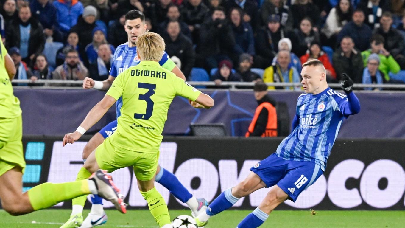 Nino Marcelli (vpravo) a Takuja Ogiwara v zápase ŠK Slovan Bratislava - Dinamo Záhreb v 4. kole ligovej fázy Ligy majstrov.