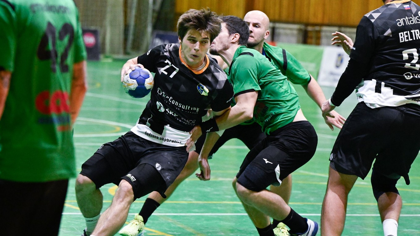 Ivan Gdovec (ŠKP Bratislava) a vpravo Andrej Salgó (Nové Zámky) v 12. kole Niké Handball extraligy v hádzanej mužov.