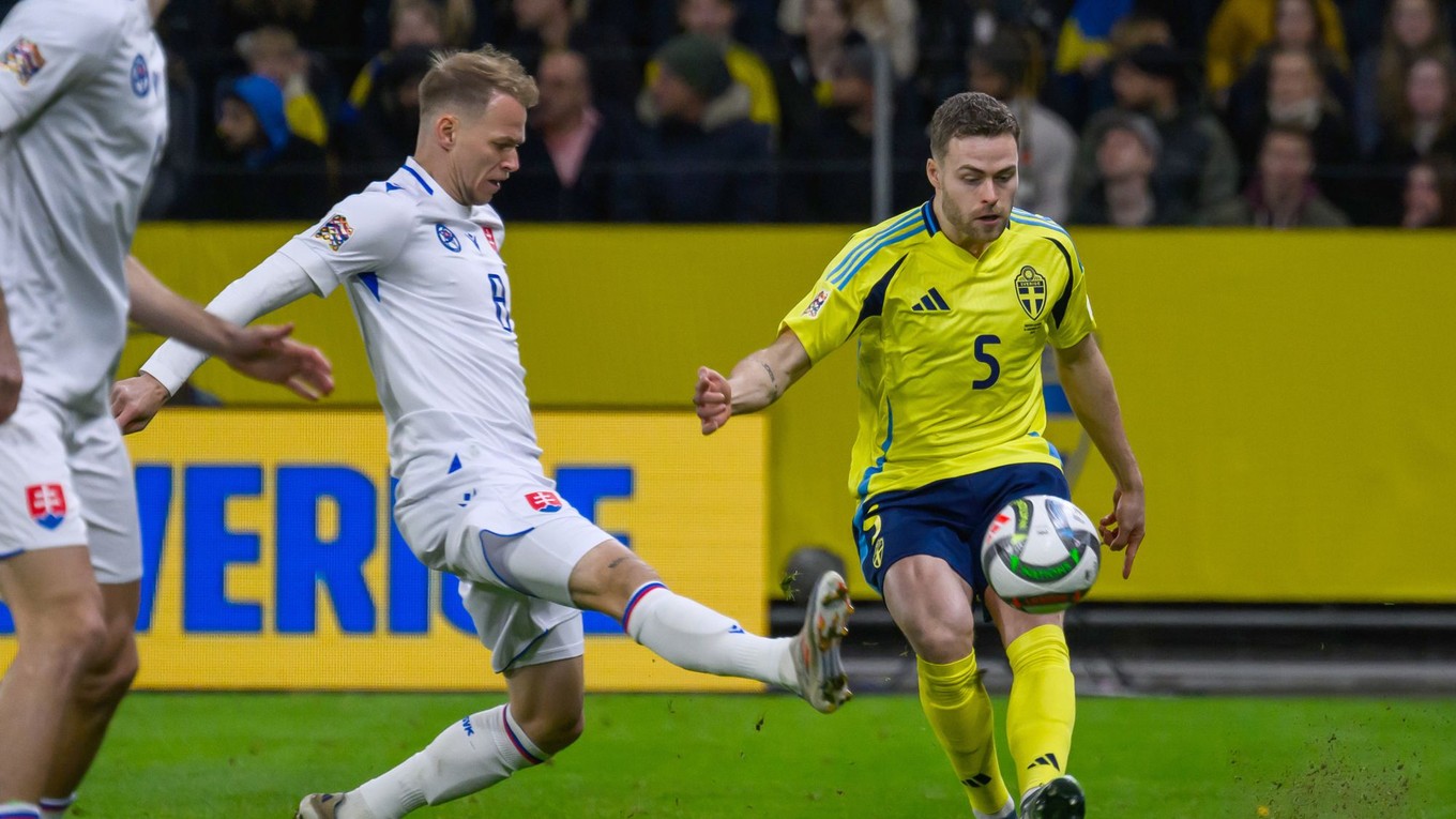 Ondrej Duda (vľavo) a Gabriel Gudmundsson v zápase Švédsko - Slovensko v 5. kole skupiny 1 C-divízie Ligy národov.