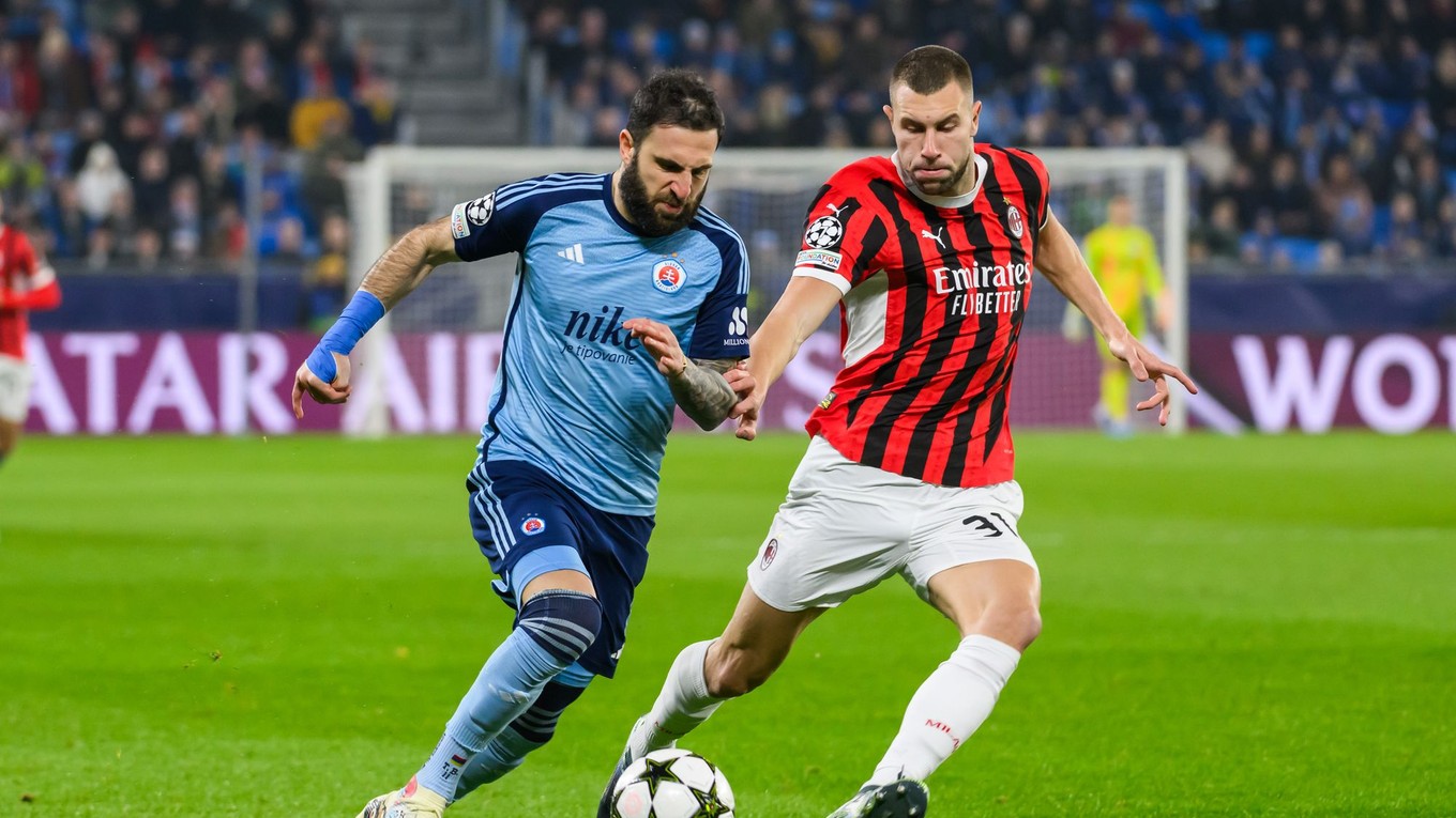 Zľava Tigran Barseghjan (Slovan) a Strahinja Pavlović (AC Miláno) v zápase 5. kola ligovej fázy Ligy majstrov Slovan Bratislava - AC Miláno.