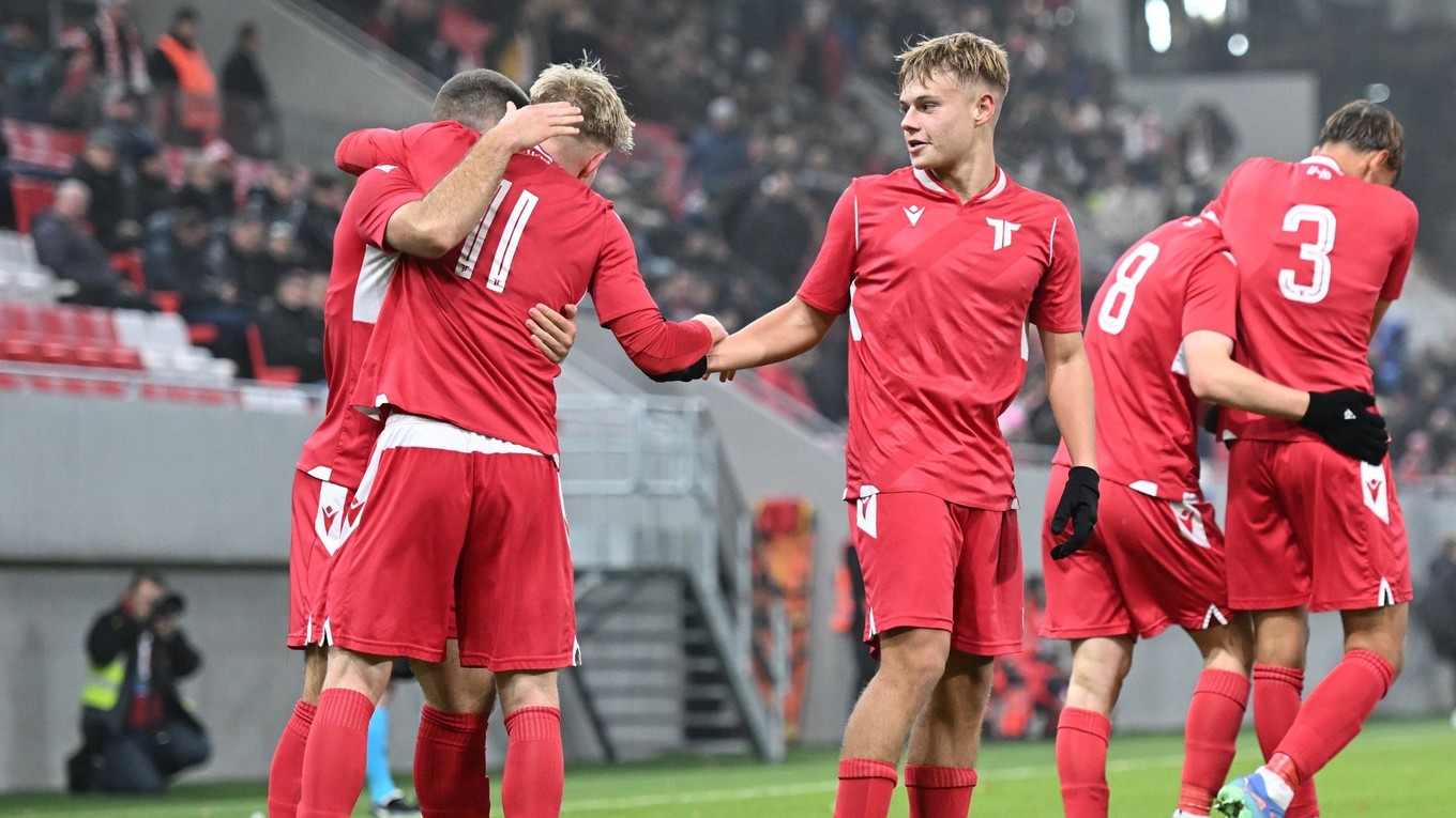 Futbalisti AS Trenčín oslavujú gól do siete Olympiakosu Pireus.