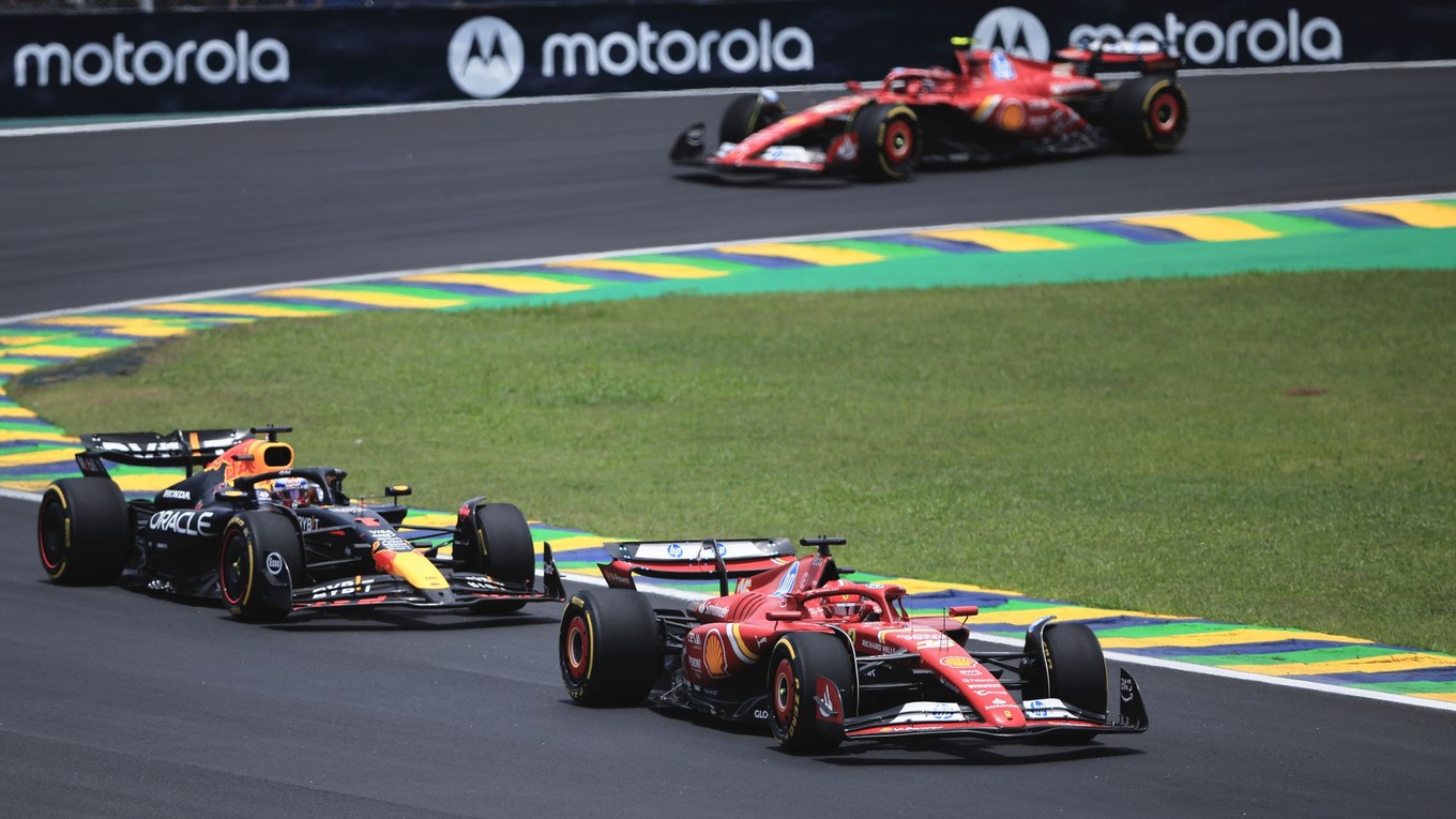 Charles Leclerc pred Maxom Verstappenom na brazílskom okruhu Interlagos. 