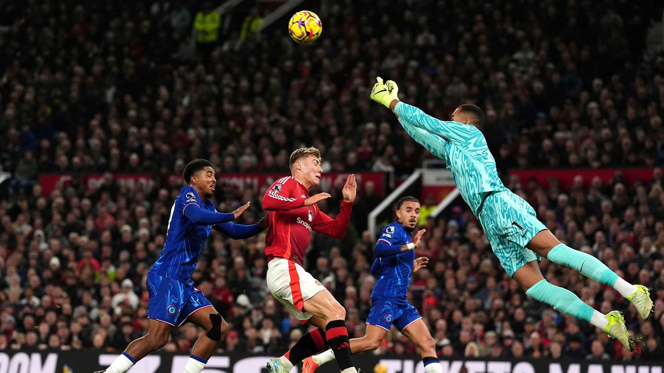 Brankár Robert Sanchez a pred ním Rasmus Höjlund v zápase Manchester United - Chelsea FC v 10. kole Premier League.