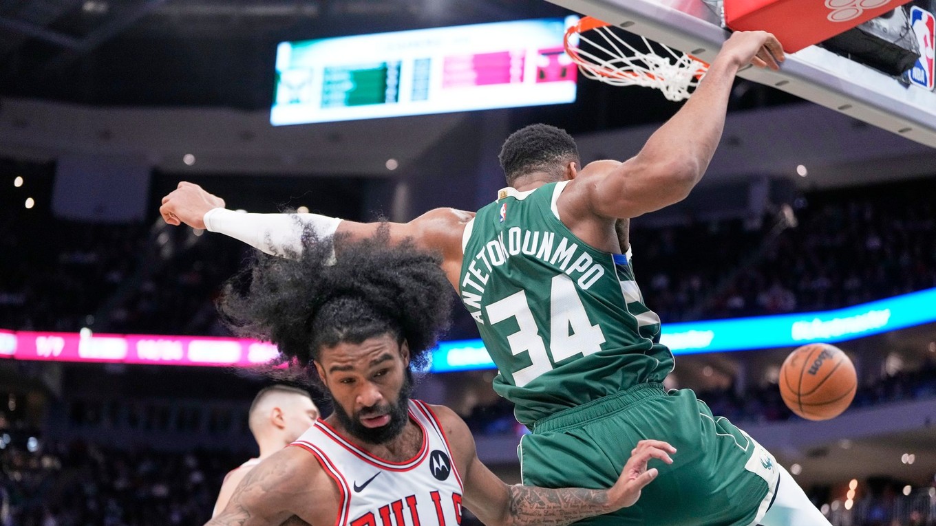 Giannis Antetokounmpo a Coby White v zápase NBA Milwaukee. Bucks - Chicago Bulls.