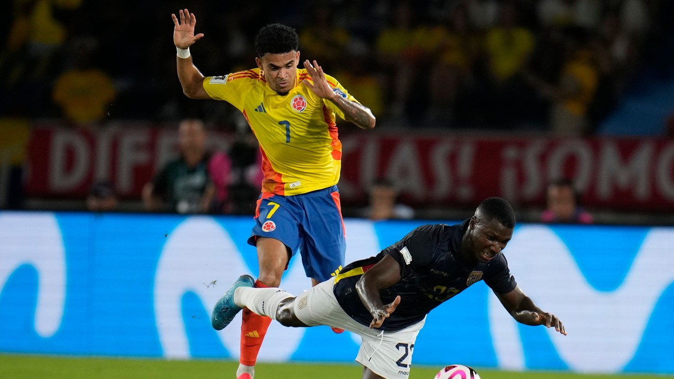 Ekvádorský hráč Moises Caicedo padá pred kolumbijským hráčom Luis Diazom.