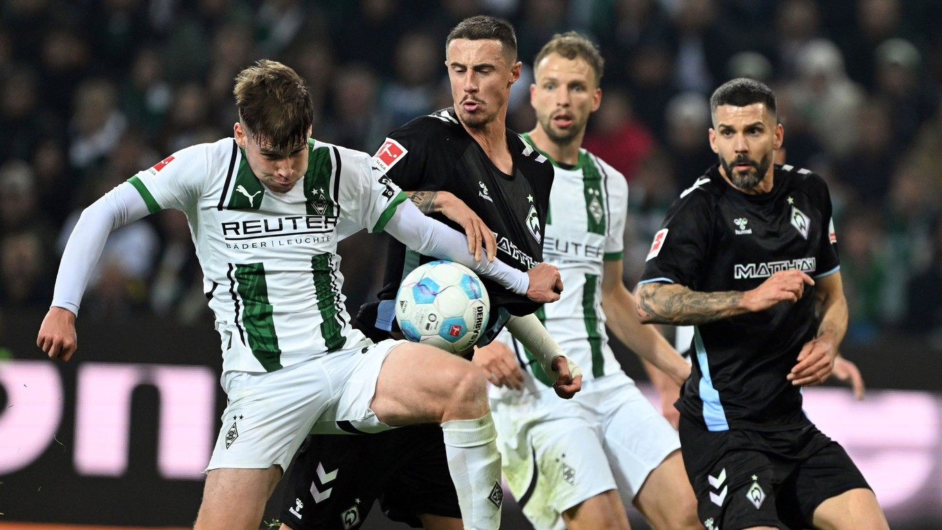 Lukas Ullrich (vľavo) a Marco Friedl v zápase Borussia Mönchengladbach - Werder Brémy v 9. kole Bundesligy.