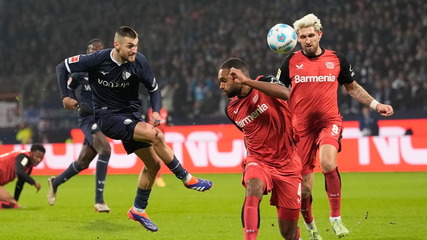 Matúš Bero pri streleckom pokuse v zápase 10. kola Bundesligy VfL Bochum - Bayer Leverkusen.