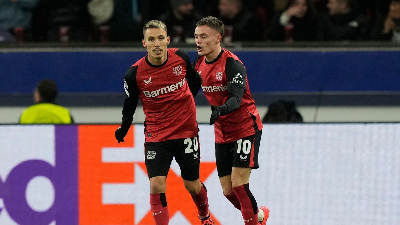 Alejandro Grimaldo (vľavo) a Florian Wirtz sa tešia po strelenom góle v zápase Bayer Leverkusen - FC Red Bull Salzburg v 5. kole ligovej fázy Ligy majstrov.