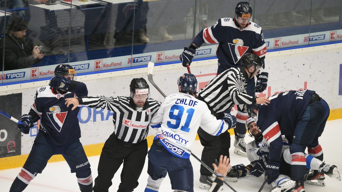 Šarvátka počas zápasu HK Poprad - HC Slovan Bratislava v 17. kole Tipos extraligy.