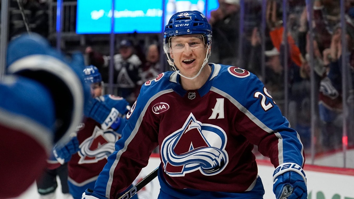 Nathan MacKinnon v drese Colorado Avalanche.