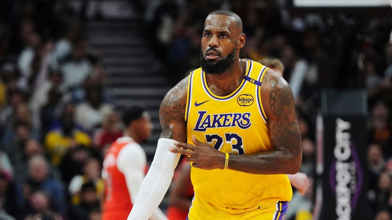 LeBron James v drese Los Angeles Lakers.