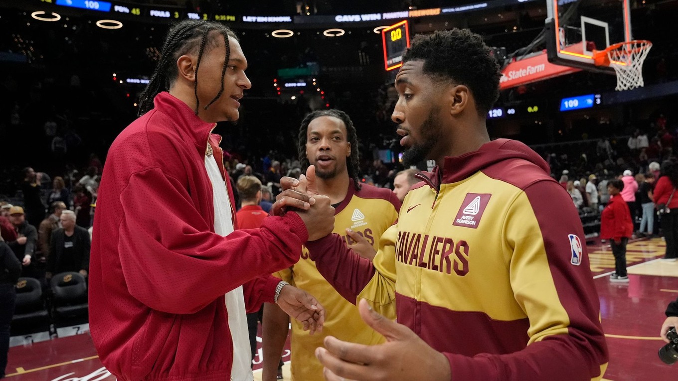 Donovan Mitchell (vpravo) a Darius Garland z Cleveland Cavaliers.