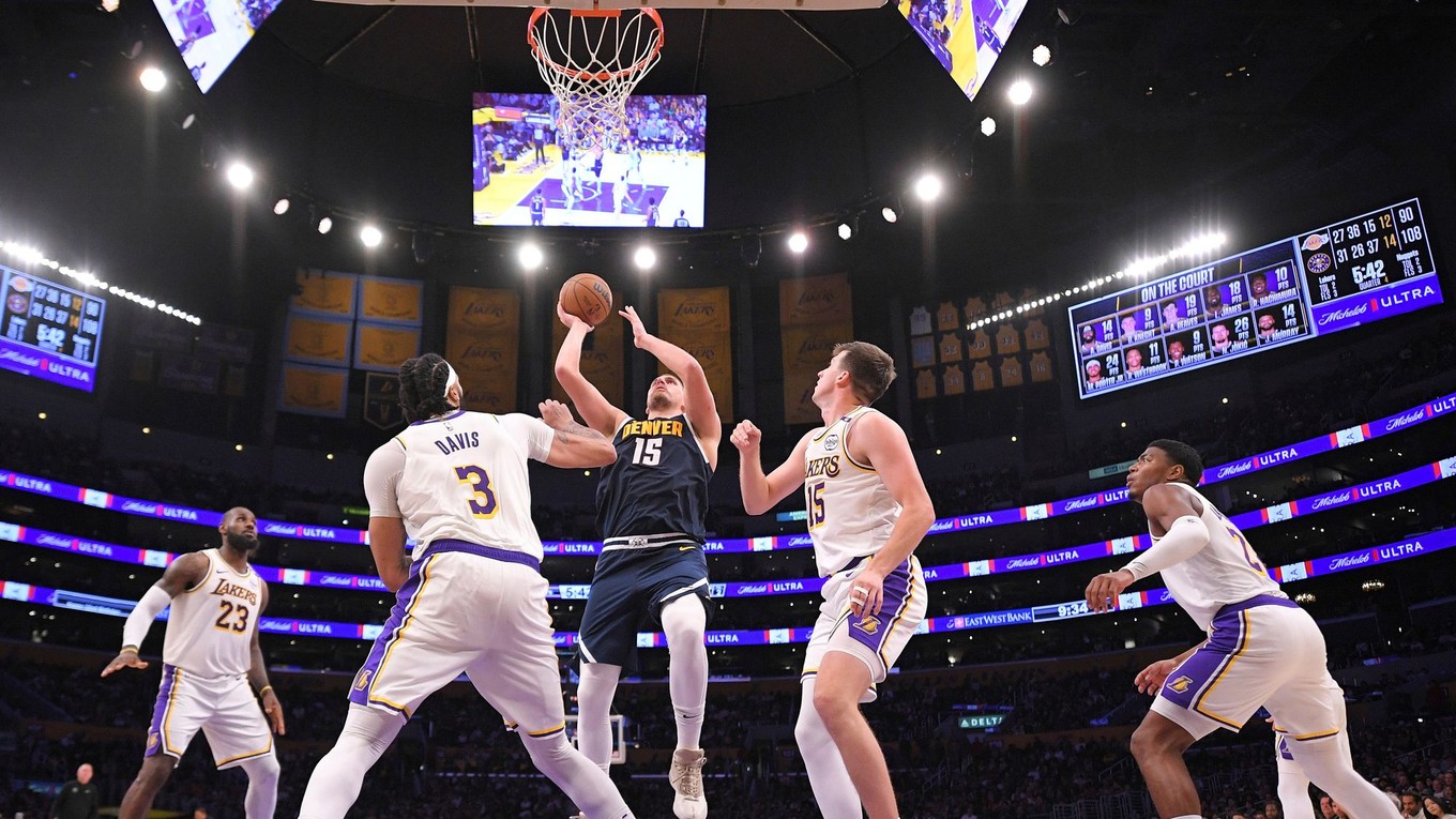 Nikola Jokič, LeBron James, Anthony Davis, Austin Reaves a Rui Hačimura v zápase NBA Los Angeles Lakers - Denver Nuggets.