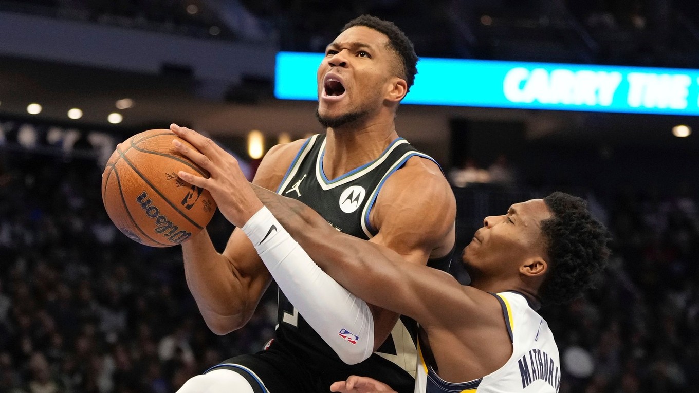 Giannis Antetokounmpo (vľavo) a Bennedict Mathurin v zápase NBA Milwaukee Bucks - Indiana Pacers.