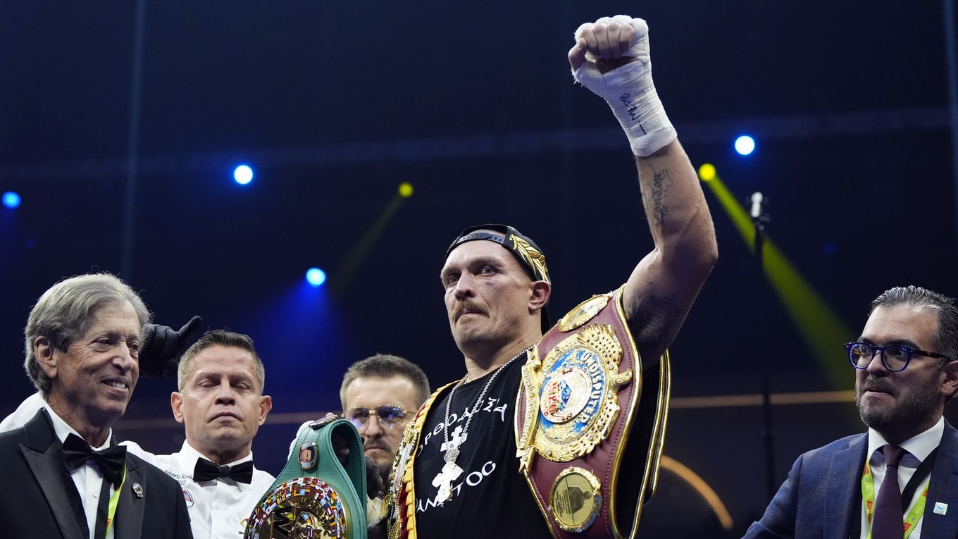 Oleksandr Usyk oslavuje triumf nad Tysonom Furym.