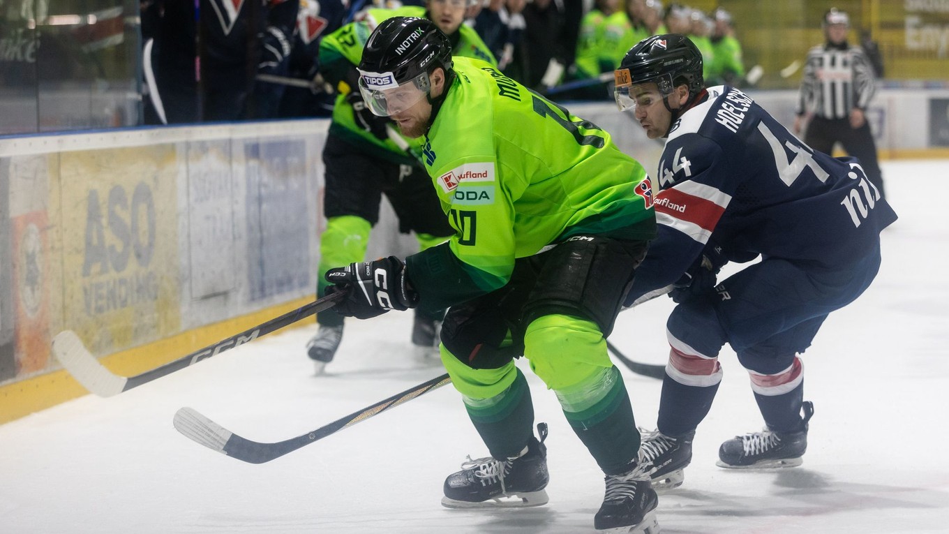 Miroslav Mucha v súboji o puk.