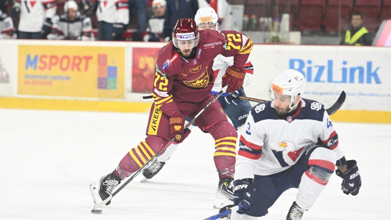 Sean Josling (vľavo) a Patrik Maier v zápase HK Dukla Trenčín - HC Slovan Bratislava v 30. kole Tipos extraligy.