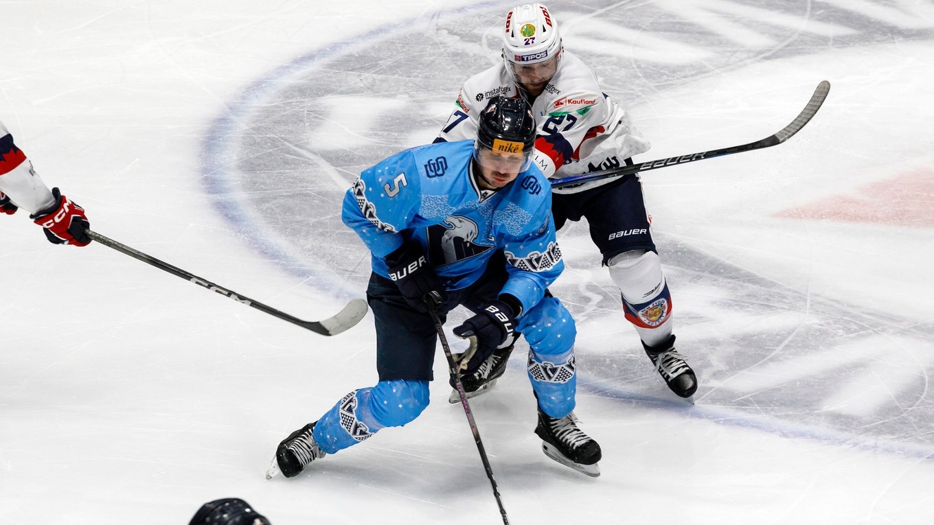 Patrik Bačik a Zack Andrusiak (hore) v zápase HC Slovan Bratislava - HKM Zvolen v 31. kole Tipos extraligy.