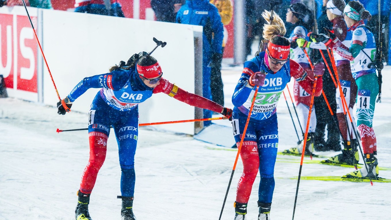 Ema Kapustová (vľavo) a Paulína Bátovská Fialková počas štafety.