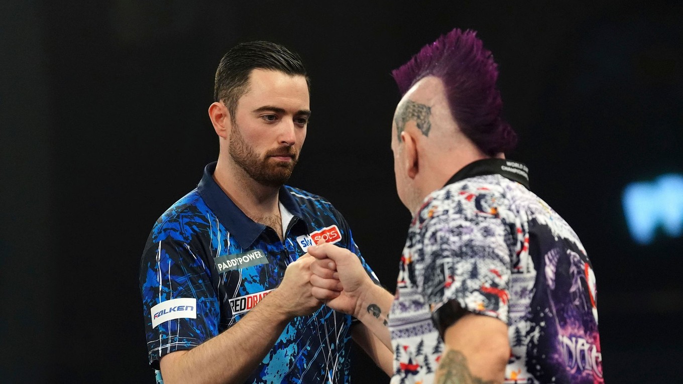 Luke Humphries (vľavo) a Peter Wright.