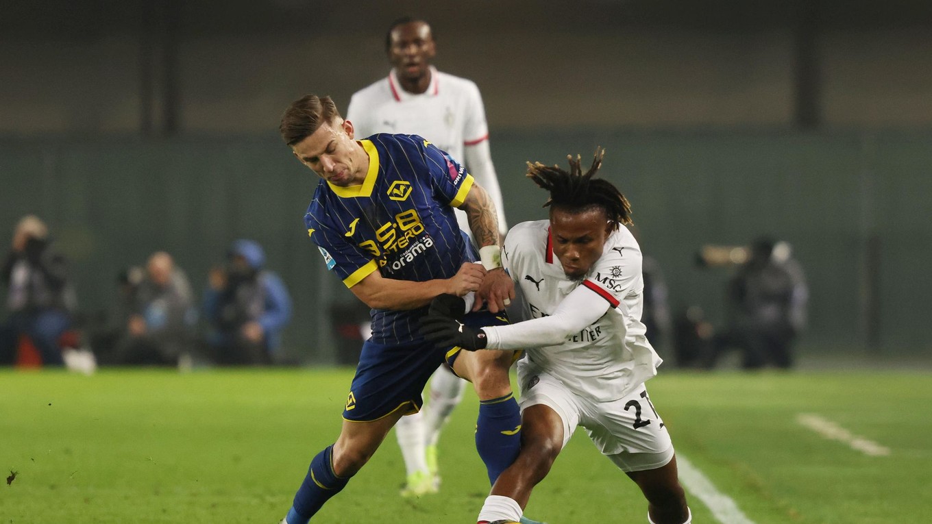 Slovenský futbalista Tomáš Suslov (vľavo) z Hellasu Verona.