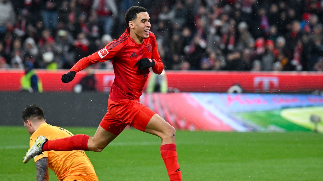 Jamal Musiala sa teší po strelenom góle v zápase Bayern Mníchov - 1. FC Heidenheim 1846 v 13. kole Bundesligy.