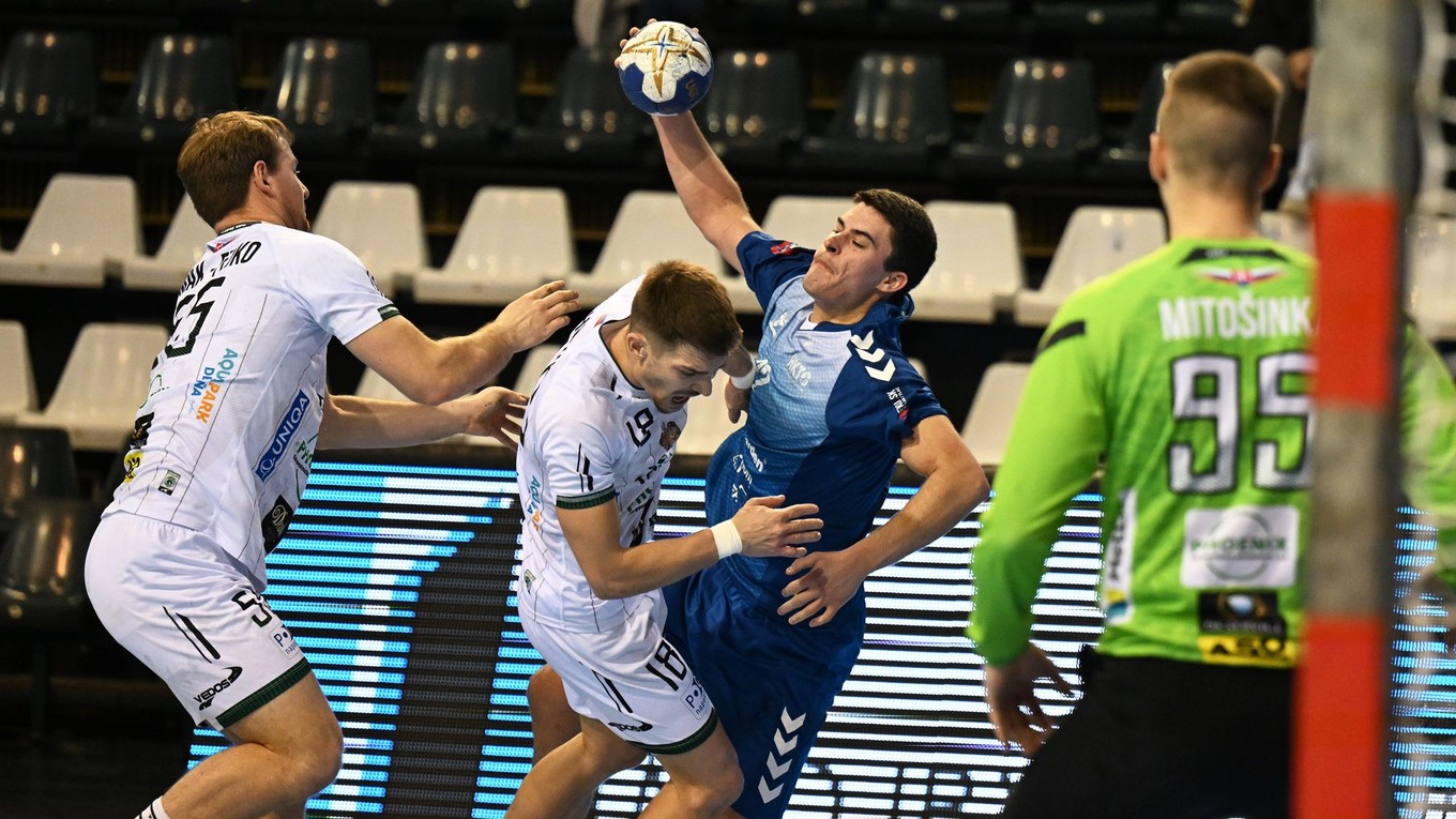 Na snímke s loptou Mihailo Ristič (Topoľčany), zľava Peter Kimák-Fejko a Josef Hozman (obaja Prešov).