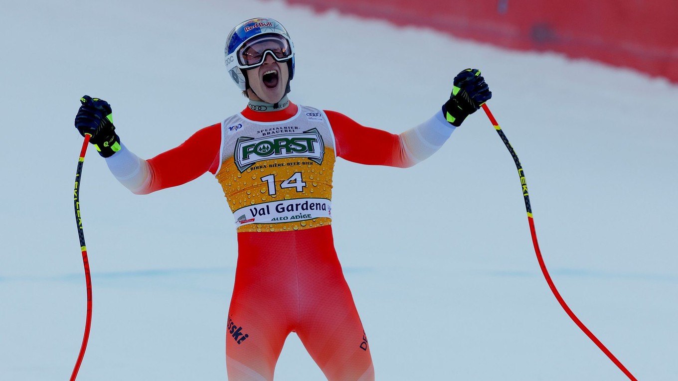 Marco Odermatt oslavuje v cieli zjazdu vo Val Gardene