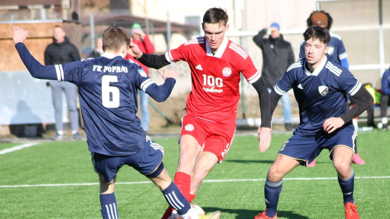 Jakub Štefančin (v strede) v zápase  Partizán Bardejov - FK Poprad v III. lige Východ.