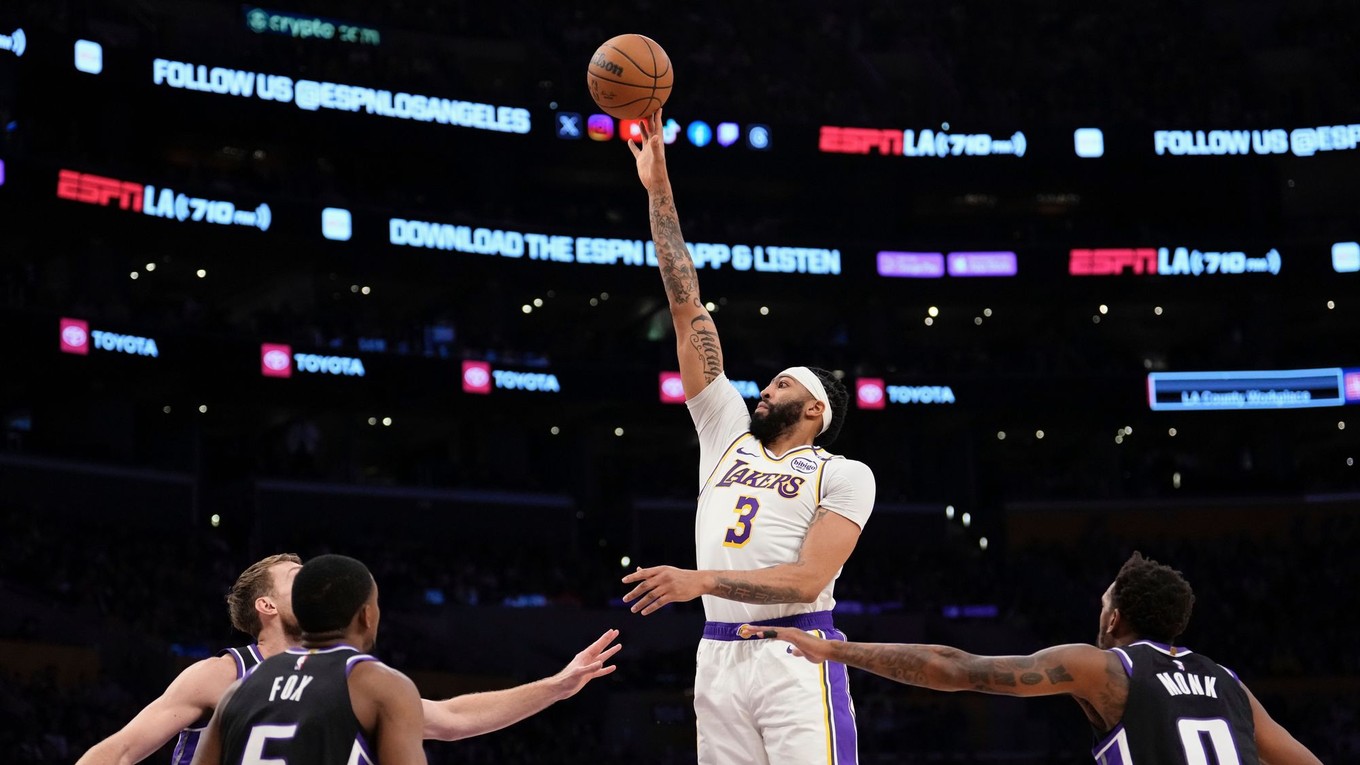 Anthony Davis (v strede) v zápase NBA Los Angeles Lakers - Sacramento Kings.