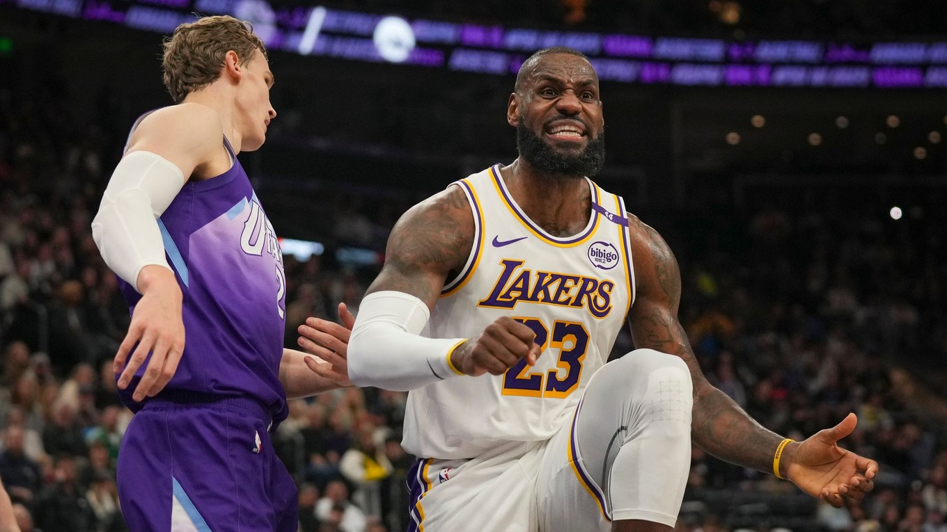 LeBron James (vpravo) a Lauri Markkanen v zápase NBA Utah Jazz - Los Angeles Lakers.