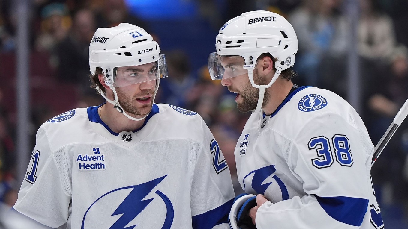 Hokejisti Tampy Bay Lightning Brayden Point (vľavo) a Brandon Hagel.