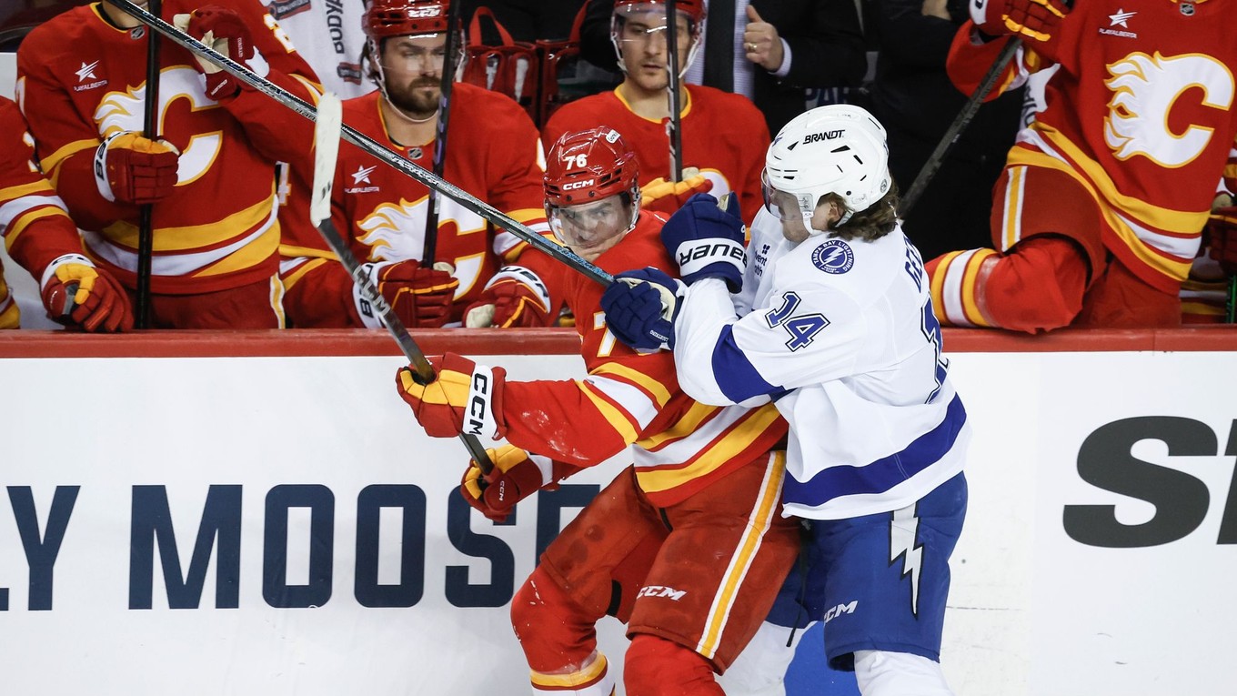 Slovenský útočník Martin Pospíšil (vľavo) v drese Calgary Flames. 