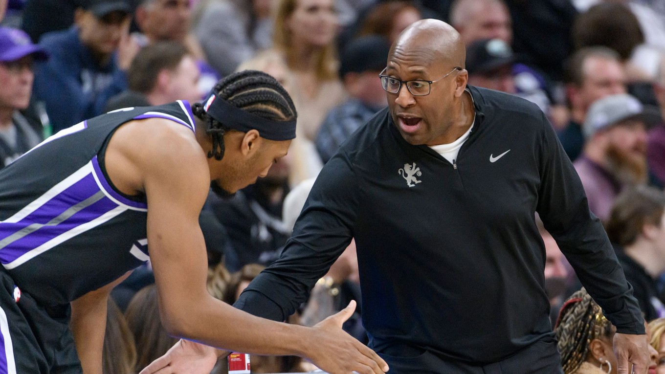 Isaac Jones a tréner Mike Brown na lavičke Sacramento Kings.