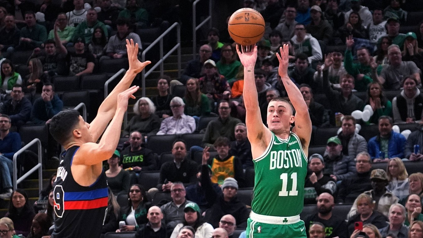 Payton Pritchard strieľa trojku v zápase proti Detroitu.