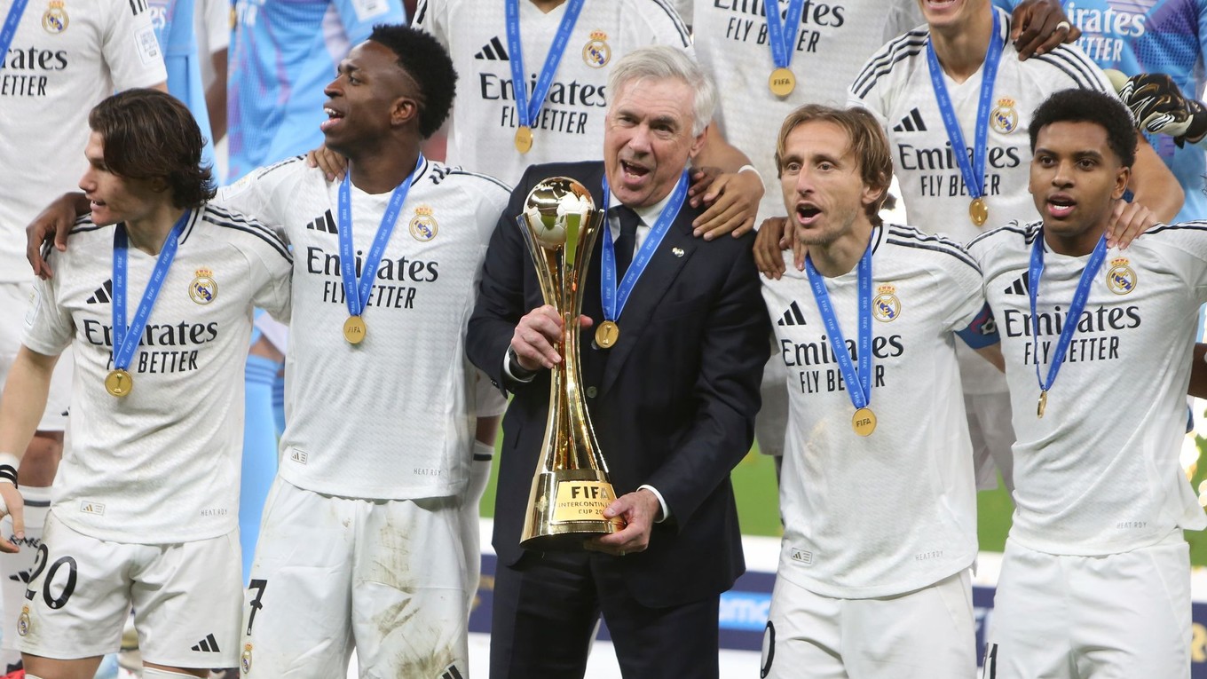 Tréner Realu Madrid Carlo Ancelotti (uprostred) s trofejou Interkontinentálneho pohára FIFA.