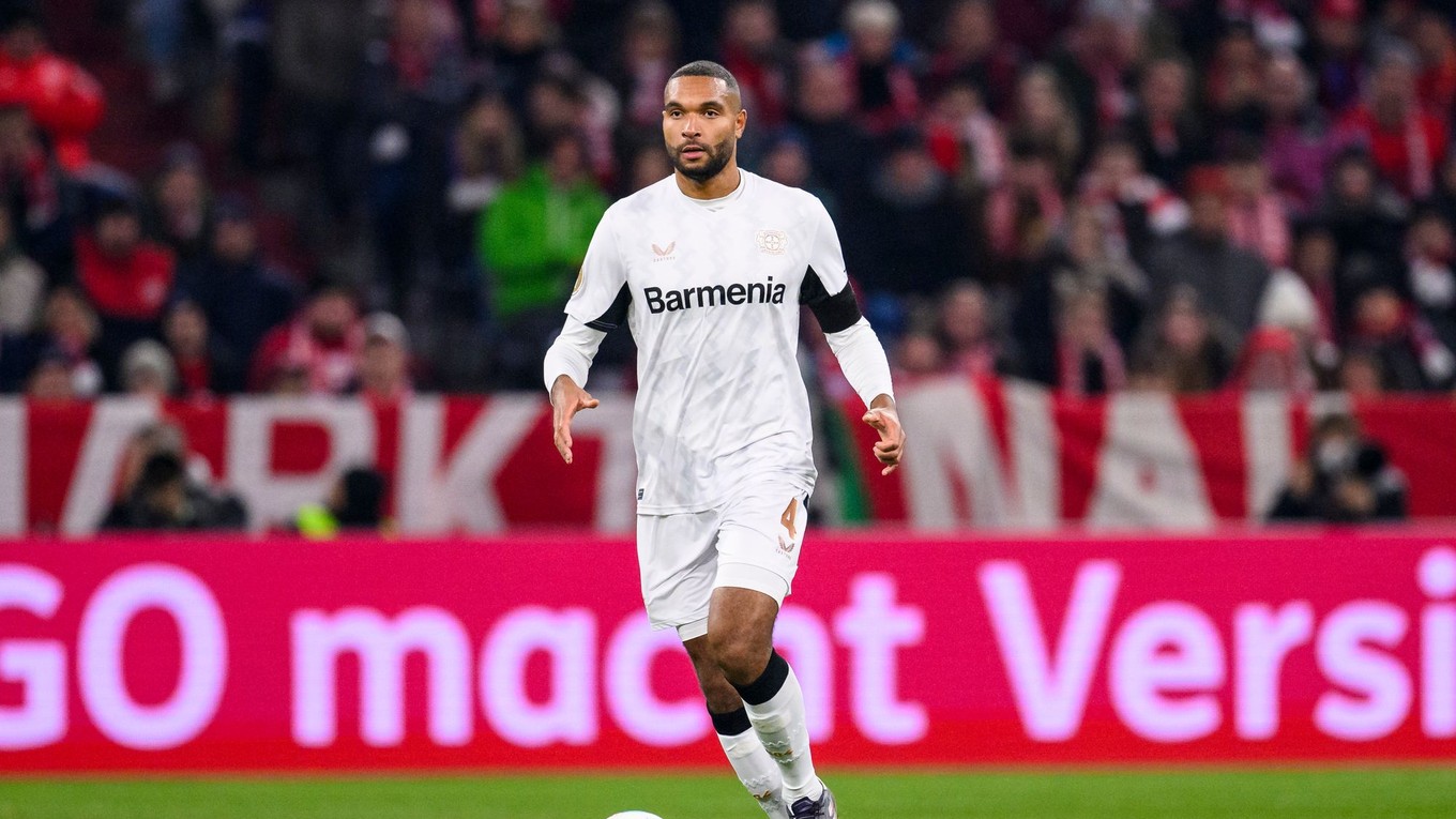 Futbalista Jonathan Tah v drese Leverkusenu.