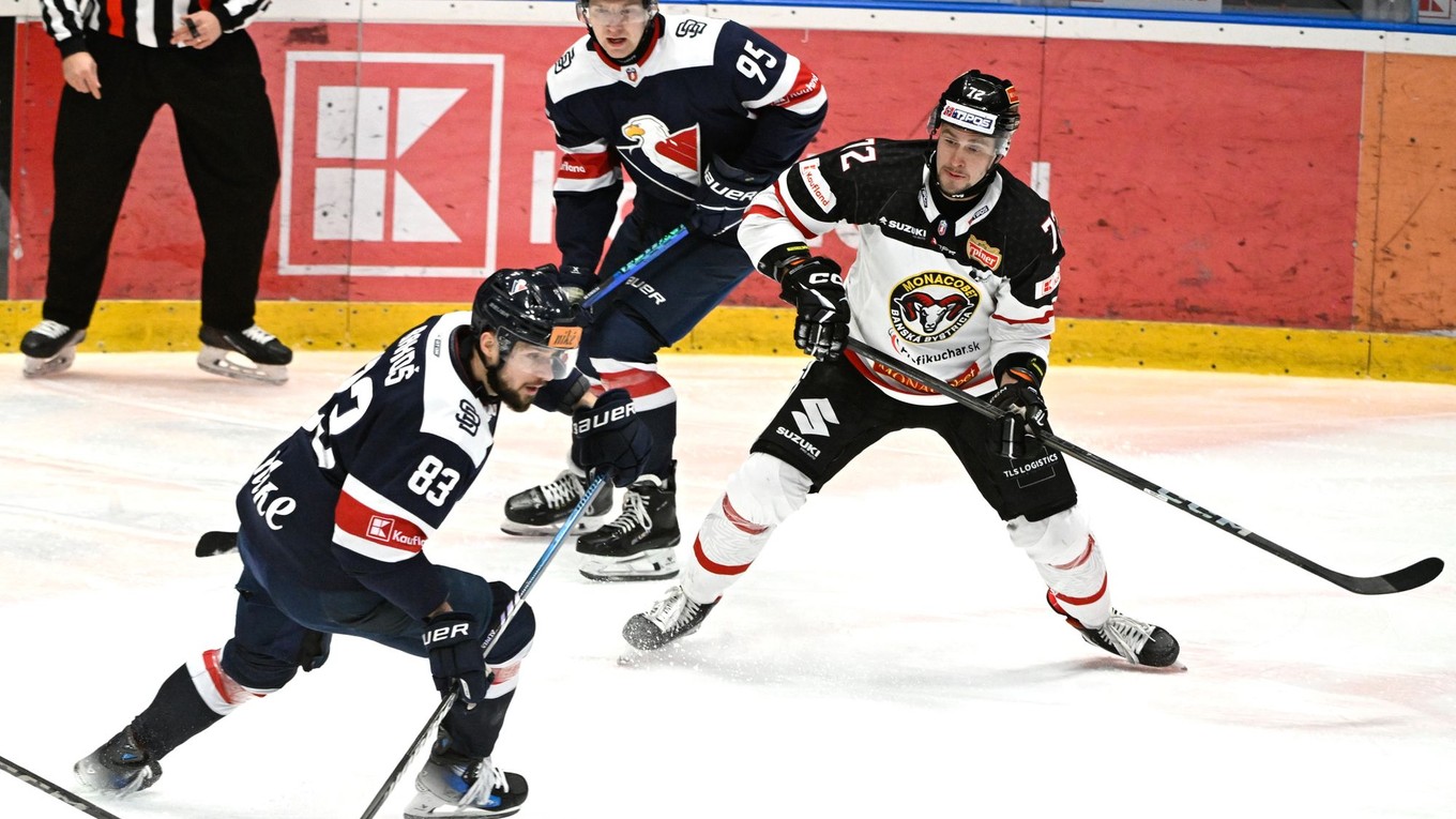 Zľava Martin Bakoš, Jonáš Peterek (obaja Slovan) a Lukáš Kozák (Bystrica) v zápase 34. kola Tipos extraligy HC Slovan Bratislava - HC MONACObet Banská Bystrica.