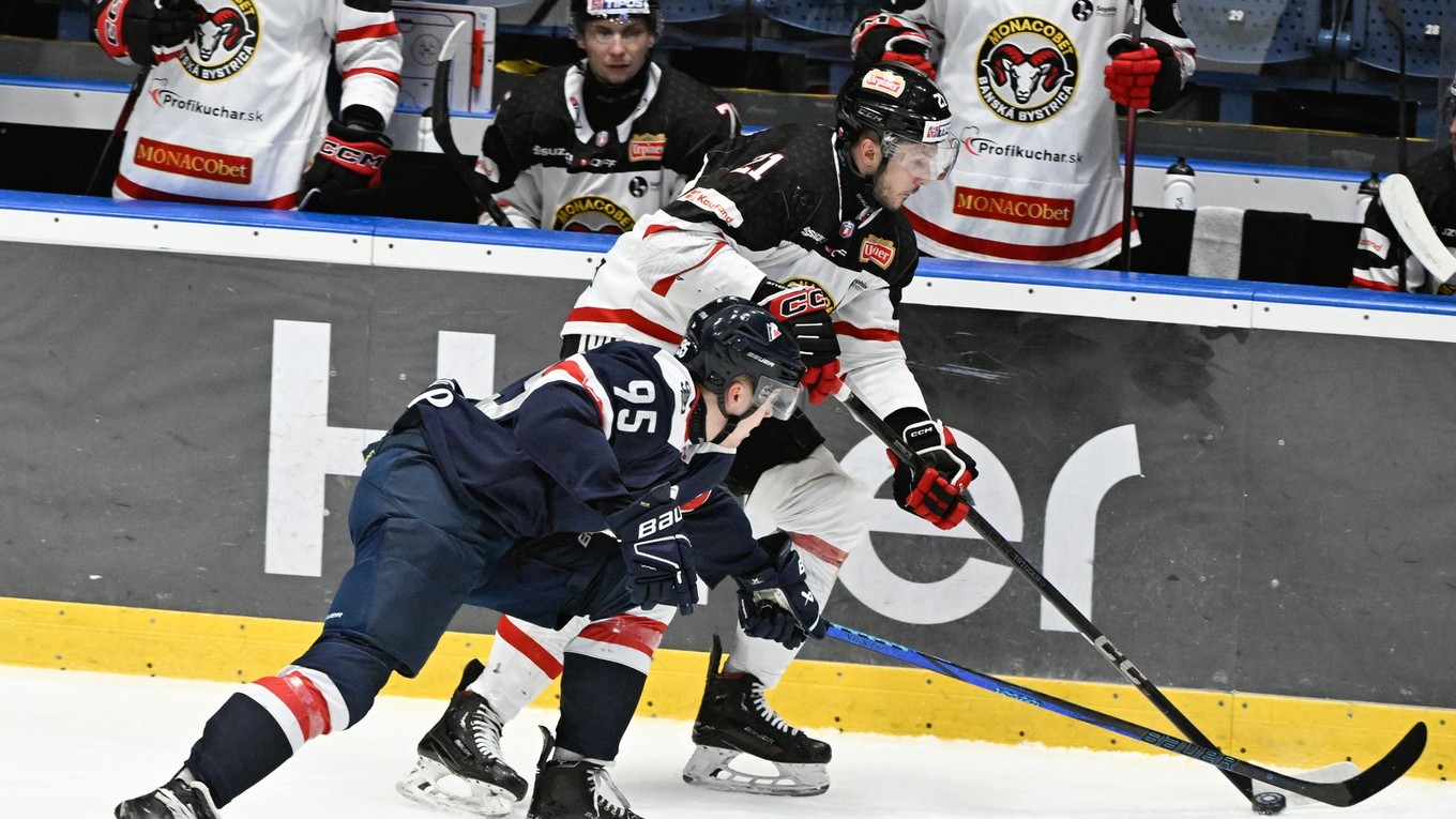 V popredí Jonáš Peterek (Slovan) a Tomáš Matoušek (Bystrica) v zápase 34. kola Tipos extraligy HC Slovan Bratislava - HC MONACObet Banská Bystrica.