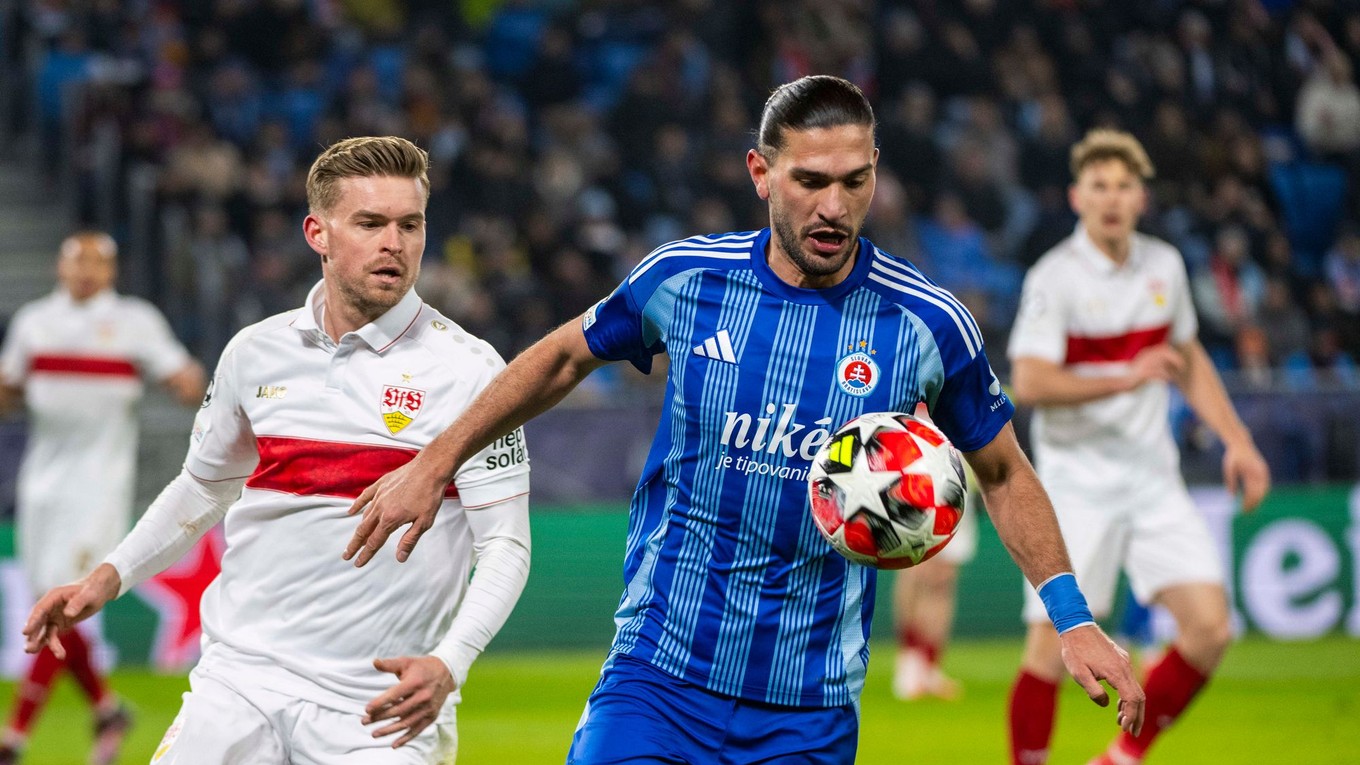 Na snímke zľava Maximilian Mittelsdädt (Stuttgart) a Kyriakos Savvidis (Slovan).