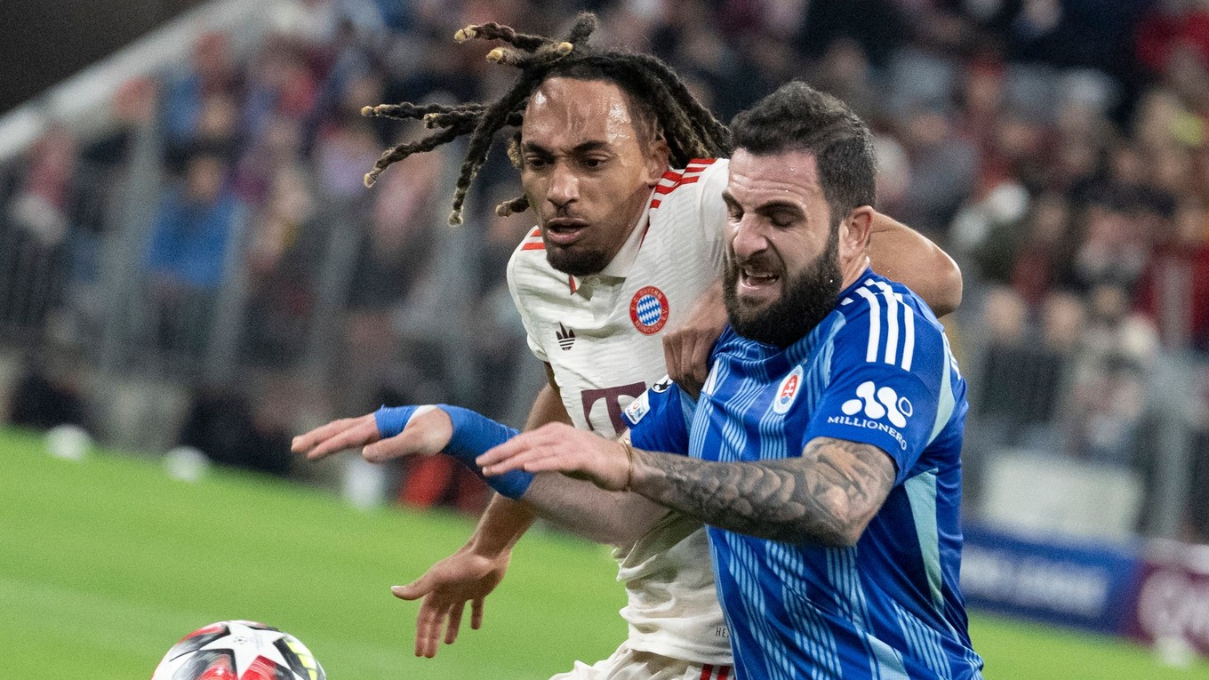 Sacha Boey (vľavo) a Tigran Barseghjan v zápase Bayern Mníchov - Slovan Bratislava