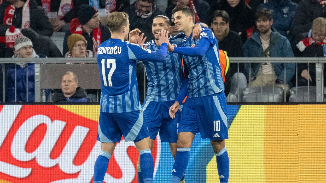 Sprava Marko Tolič, Kyriakos Savvidis a Jurij Medveděv sa tešia po strelenom góle v zápase Bayern Mníchov - ŠK Slovan Bratislava v 8. kole ligovej fázy Ligy majstrov.