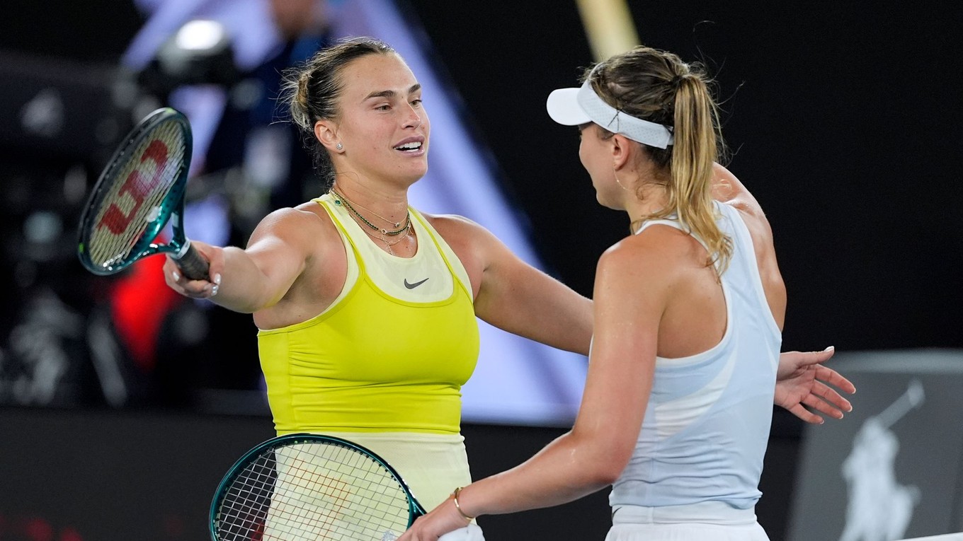 Aryna Sabalenková objíma Paulu Badosovú po semifinále Australian Open 2025.