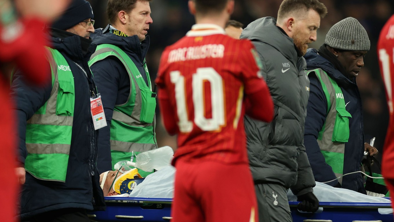 Rodrigo Bentancur, ktorého odnášajú z ihriska na nosidlách v zápase Tottenham Hotspur - Liverpool FC v prvom  semifinále anglického Ligového pohára.