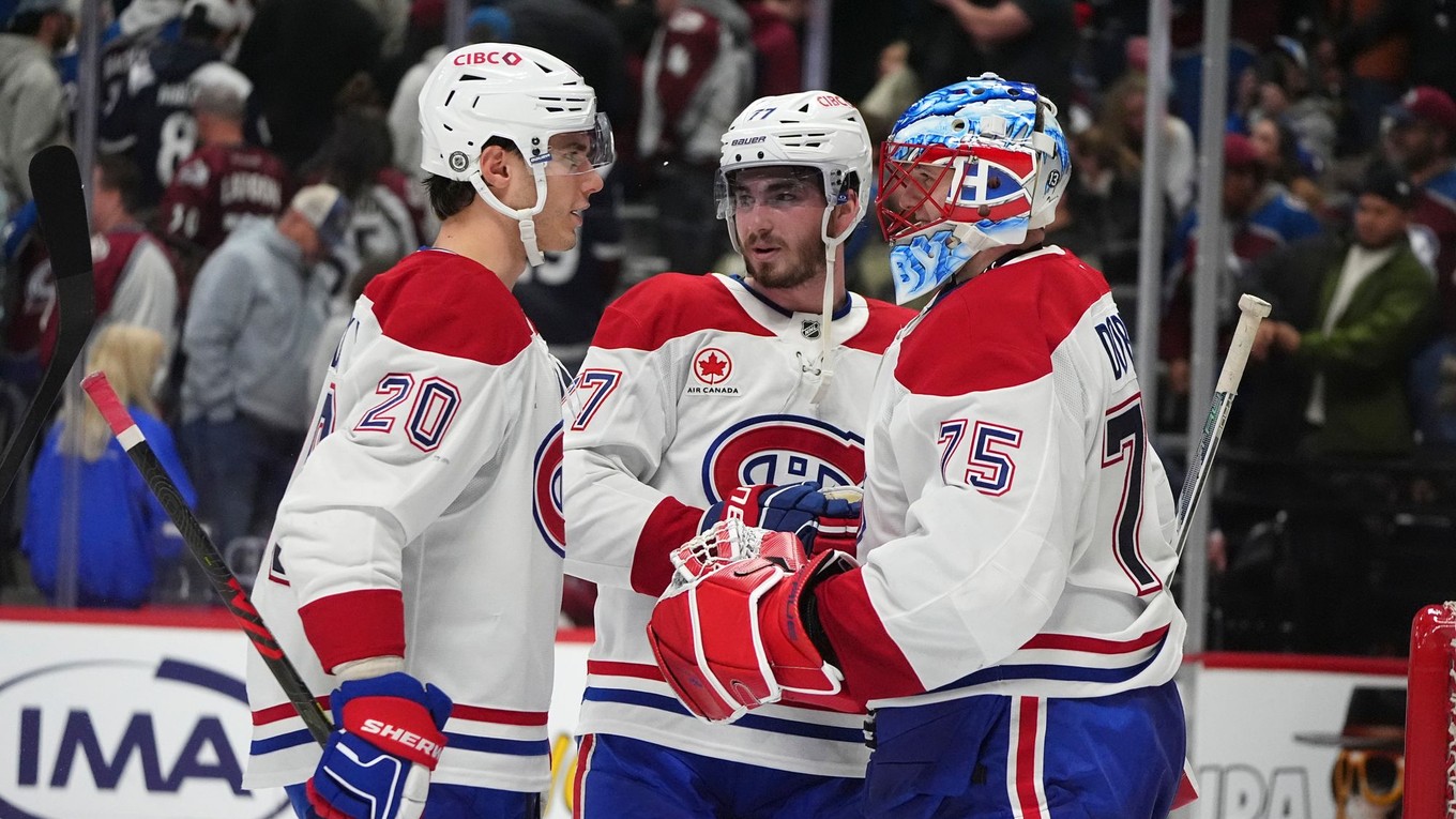 Zľava Juraj Slafkovský, Kirby Dach a brankár Jakub Dobeš po víťazstve v zápase NHL Colorado Avalanche - Montreal Canadiens.